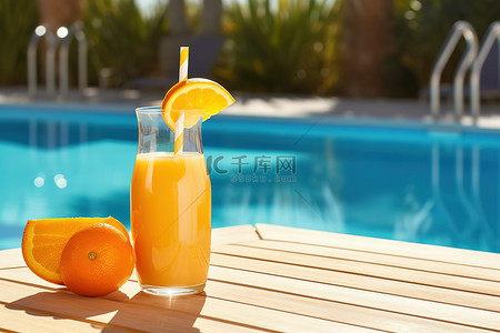 橙汁果汁背景图片_室内游泳池和木桌旁边的橙汁