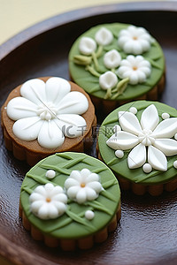 四块巧克力和八重户饼干装饰着白花