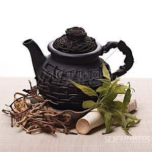 一个黑色的茶壶，里面有几种草药
