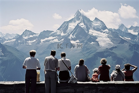 水墨风景山群背景图片_一群人正在眺望远山