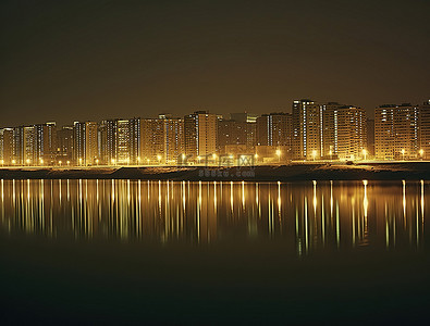 夜晚的城市在湖面上，水面上有倒影