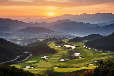 乡村的早晨背景图片_位于山谷上方山坡上的高尔夫球场