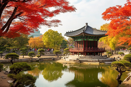 红色秋日里有雕像树木池塘和建筑物的公园