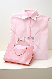 粉色服装衬衫和礼品袋