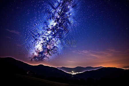 星星夜空背景图片_夜间在丘陵地貌上方可见银河