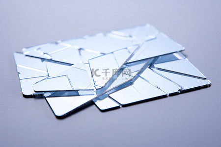 雕刻背景图片_一张白色信用卡碎片的图像