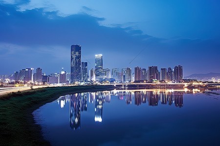 夜色天际线和黄昏时流经韩国城市的河流