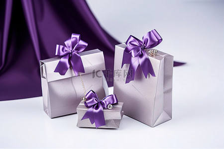小三背景图片_一个棕色袋子，里面装着三件银色礼物，白色表面上系着紫色丝带