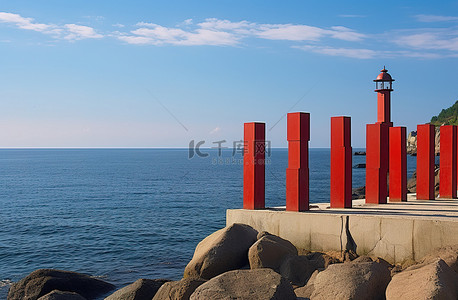 夏天海边的人背景图片_海边的一排钢筋和一座灯塔