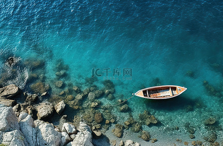一艘蓝色的船停在岩石海岸上，坐在船甲板上