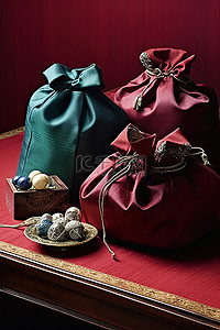青瓷背景图片_桌子上的中国丝绸小袋