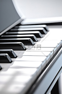 一架正在弹奏钢​​琴键的钢琴