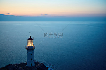 时影背景图片_黄昏时，一座灯塔高耸在海洋之上
