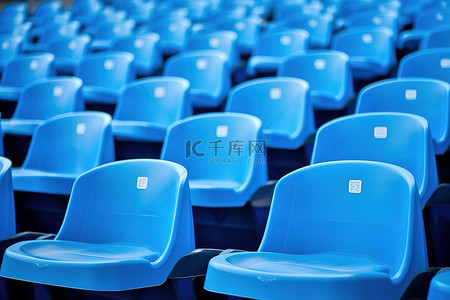 体育场里的一排蓝色塑料椅子