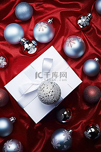 圣诞饰品背景图片_圣诞饰品盒放在蓝色圣诞灯泡旁边