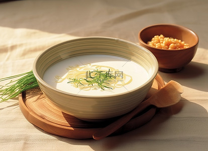 碗中盛有汤和调味用的配料