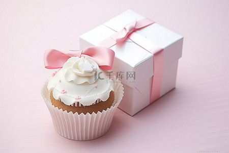 白色纸杯蛋糕背景图片_白色盒子里的两个纸杯蛋糕装饰着白色蝴蝶结