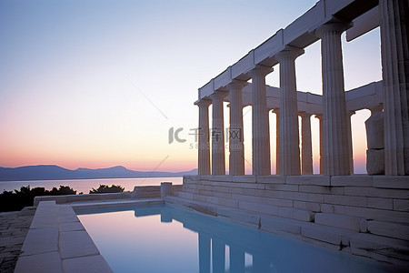 希腊少女背景图片_日落时的古希腊神庙