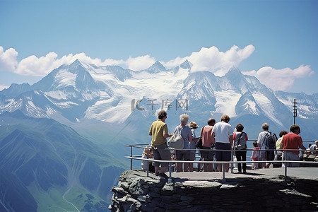游客在瑞士阿尔卑斯山山顶欣赏美景