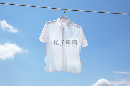 白色天空背景图片_一件白衬衫挂在云天的两根杆子之间