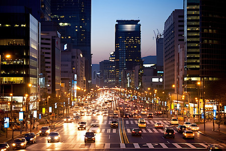 城市街道背景图片_首尔以其繁忙的城市街道而闻名，通勤者经过这里