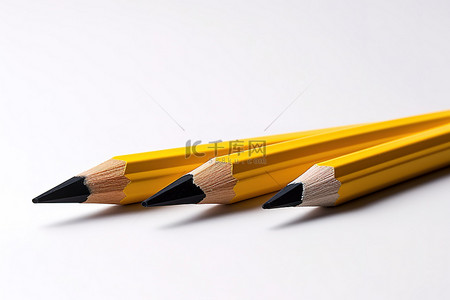 白色背景下的五支黄色铅笔