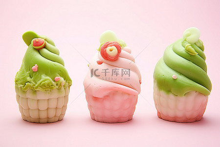 甜筒花纹背景图片_粉红色表面上的三个亚洲风格甜筒