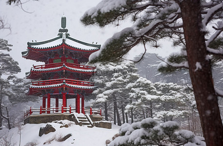 冬天古建筑背景图片_一座红色的宝塔坐落在雪中的森林顶上