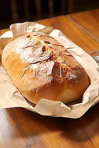 坐在桌子旁边的牛皮纸上的面包