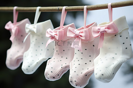晾衣绳上挂着粉色蝴蝶结的婴儿袜