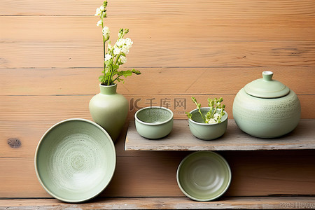 绿色的茶叶背景图片_木桌上的绿色碗盘和花盆