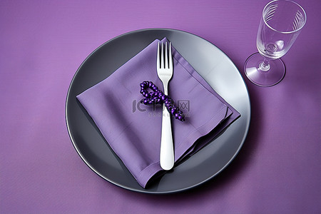 用刀叉的灰色和紫色盘子