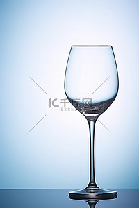 倾倒的酒杯背景图片_蓝色背景下隔离的酒杯