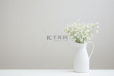 一个装满鲜花的白色水罐