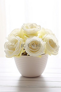 白玫瑰背景图片_白色木桌上碗里的白玫瑰