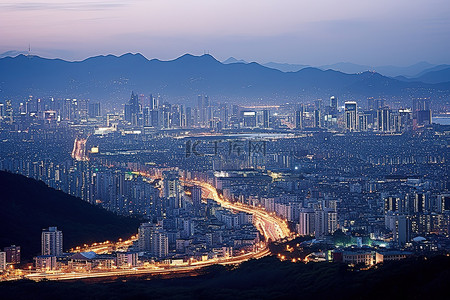 跳绳前景背景图片_韩国首尔的黄昏，远处的山脉待定