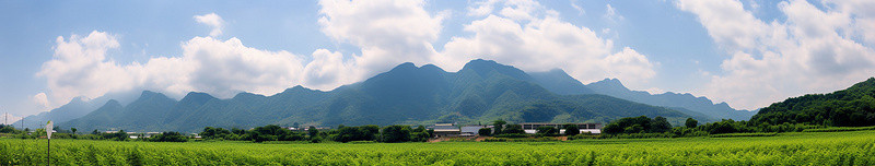 美丽的山景，云彩悬挂在空中