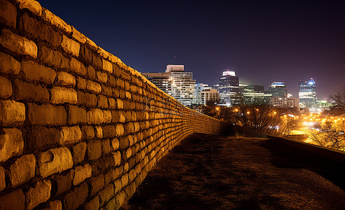 夜晚的石墙在城市中被点亮