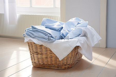衣物背景图片_地板上放有床单的洗衣篮 地板上放着衣物和衣夹
