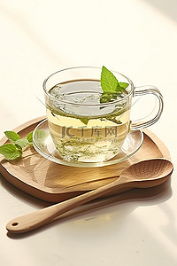 一杯绿茶，用勺子和杯子里的叶子