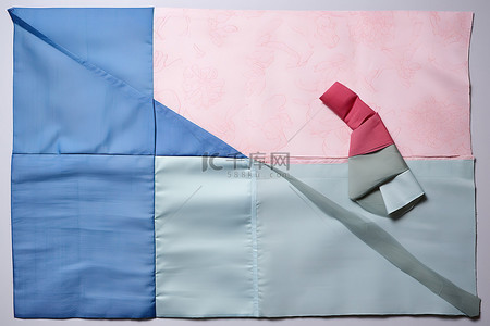 粉色和蓝色的布被切成两半，显示出粉色和蓝色的两张脸
