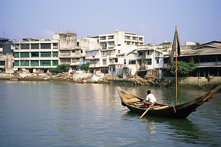 船中国背景图片_一艘船停在建筑物和一些人附近的水面上
