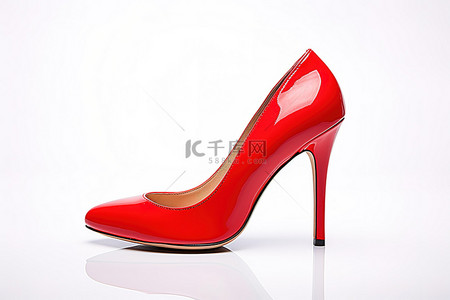 红色高跟鞋正在出售，正面和背面都有“sale”字样