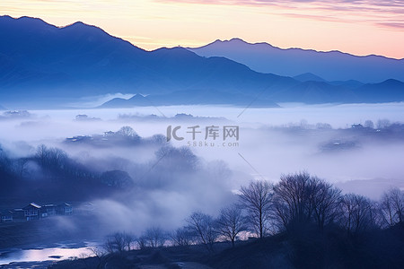 骑行青海湖背景图片_中国青海坊葛阳南缪七泉的日出