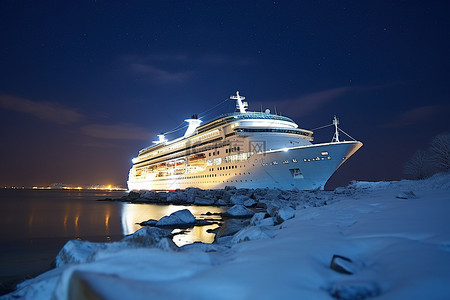 一艘游轮在雪景和夜空中