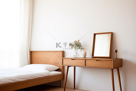 小卧室配有木制梳妆台白色床和镜子