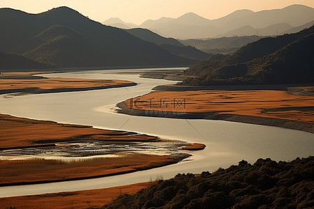 山上的湖岸，上面有一条河