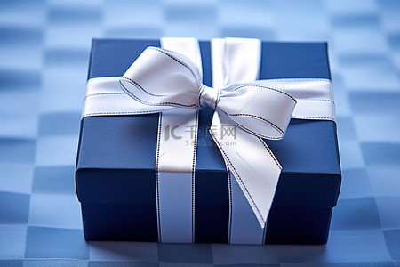 蓝色礼盒内包裹着蝴蝶结的白色方块