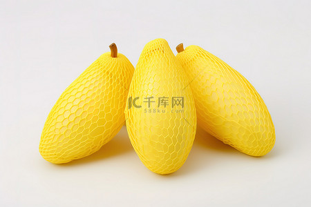 三块黄色水果放在白色区域上