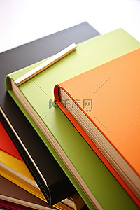 粉色黑色背景图片_绿色黄色橙色粉色黑色银色和棕色笔记本
